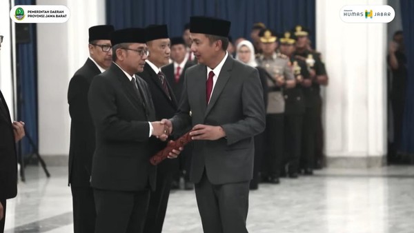 prosesi pelantikan lima pj bupati oleh pj gubernur jabar bey machmudin di gedung sate 169