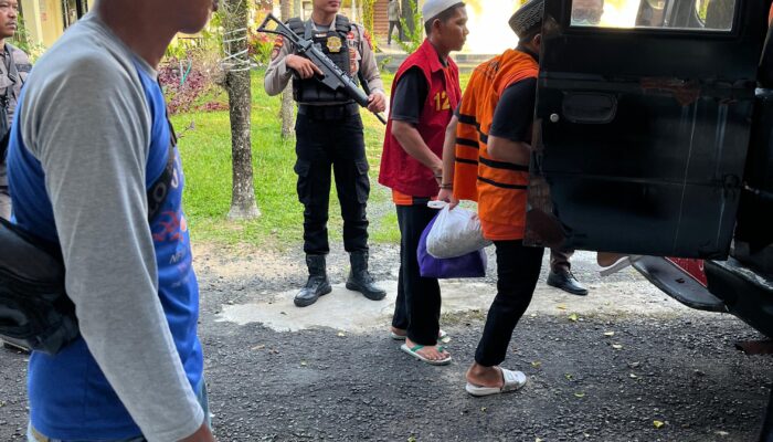 Anggota Satsamapta Polres Kapuas Melaksanakan Pengawalan dan Pengamanan Tahanan Menuju Pengadilan Negeri Kuala Kapuas.