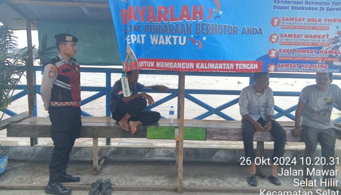 
Patroli Presisi Satsamapta Polres Kapuas melaksanakan giat patroli ke beberepa tempat seperti di Jl.Mawar di Kab.Kapuas. 