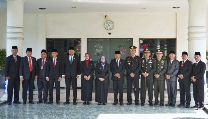 *Kalapas Kelas IIB Lumajang Mahendra Sulaksana Bersama Kasi Adm Kamtib Menghadiri Kegiatan Peringatan Hari Sumpah Pemuda Yang Ke 96 Tahun 2024 Bersama Forkopimda Kabupaten Lumajang.*