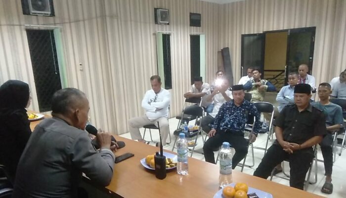 Bhabinkamtibmas Polsek Pulomerak Polres Cilegon Aipda Deden lakukan musyawarah RT/RW