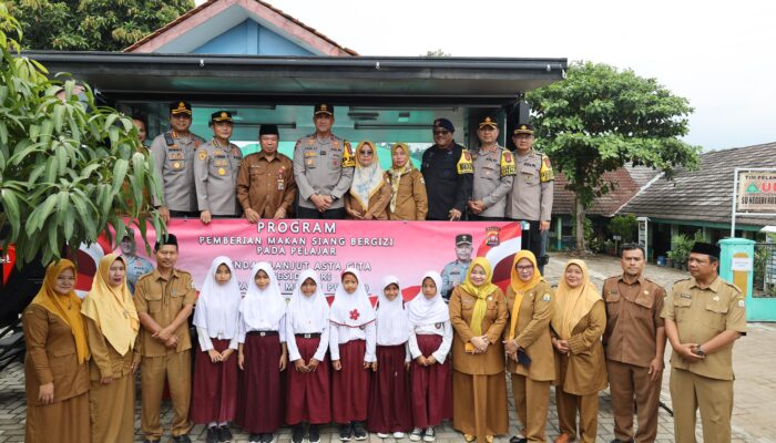 Wujudkan Generasi Bangsa Berkualitas, Polda Banten Salurkan Makan Siang Bergizi Kepada Siswa SD