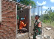 Babinsa Sertu Marti Berikan Pendampingan dalam Pembangunan Rumah Pompanisasi di Desa Telaga