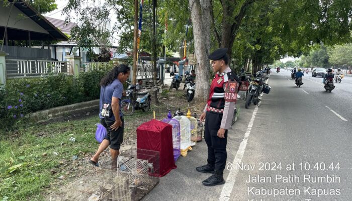 PATROLI PRESISI SATSAMAPTA POLRES KAPUAS MELAKSANAKAN KEGIATAN PATROLI KE BEBERAPA TRMPAT SEPERTI DI JL.PATIH RUMBIH KAB.KAPUAS.
