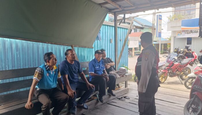 PATROLI PRESISI SATSAMAPTA POLRES KAPUAS MELAKSANAKAN KEGIATAN PATROLI KE BEBERAPA TEMPAT SEPERTI DI JL.ANGGREK KAB.KAPUAS.