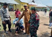 Babinsa Desa Labangka Dampingi Pembagian Kambing untuk Warga Program Ketahanan Pangan