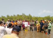 Dukung Pelestarian Pesisir, Danramil 04/Alas Ikut Berpartisipasi dalam Penanaman Mangrove