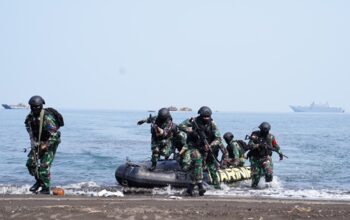 Pasukan Gabungan TNI-ADF Laksanakan Operasi Amfibi Di Pantai Banongan