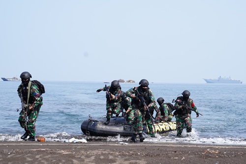 Pasukan Gabungan TNI-ADF Laksanakan Operasi Amfibi Di Pantai Banongan