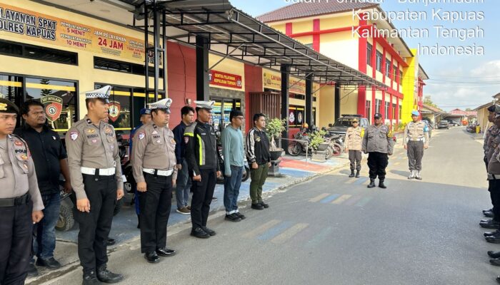 ANGGOTA SATSAMAPTA POLRES KAPUAS MELAKSANKAN SERAH TERIMA PIKET PENJAGAAN BERTEMPAT DI HALAMAN MAKO POLRES KAPUAS.
