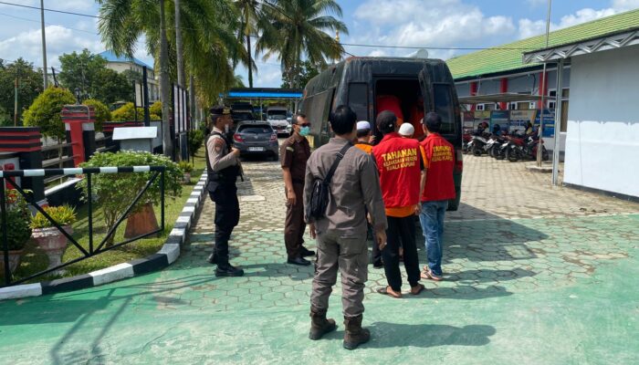 ANGGOTA SATSAMAPTA POLRES KAPUAS MELAKSANAKAN PENGAWALAN DAN PENGAMANAN TAHANAN MENUJU PENGADILAN NEGERI KUALA KAPUAS.
