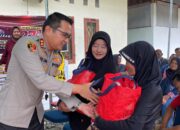 Kapolres Bangka Barat memberikan Bansos kepada masyarakat menjelang