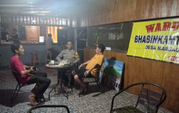 Duduk Bersama Di Warung Bhabin, Personil Bhabinkamtibmas   Polsek Bojonegara  Himbau Kamtibmas Jelang Pilkada