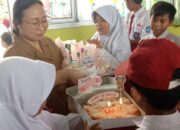 Murid Kelas 4A SDN Ciburuy Berikan Apresiasi kepada Wali Kelas dalam Moment Hari Guru Nasional