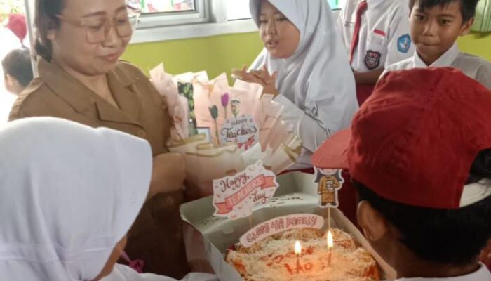 Murid Kelas 4A SDN Ciburuy Berikan Apresiasi kepada Wali Kelas dalam Moment Hari Guru Nasional