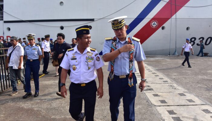 Bakamla RI Sambut Kapal PCG BRP Gabriela di Dermaga Bitung