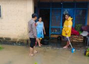 Satpolair Polres Bangka Barat Evakuasi Warga dan Bersihkan Sisa Banjir di Sungai Daeng, Mentok