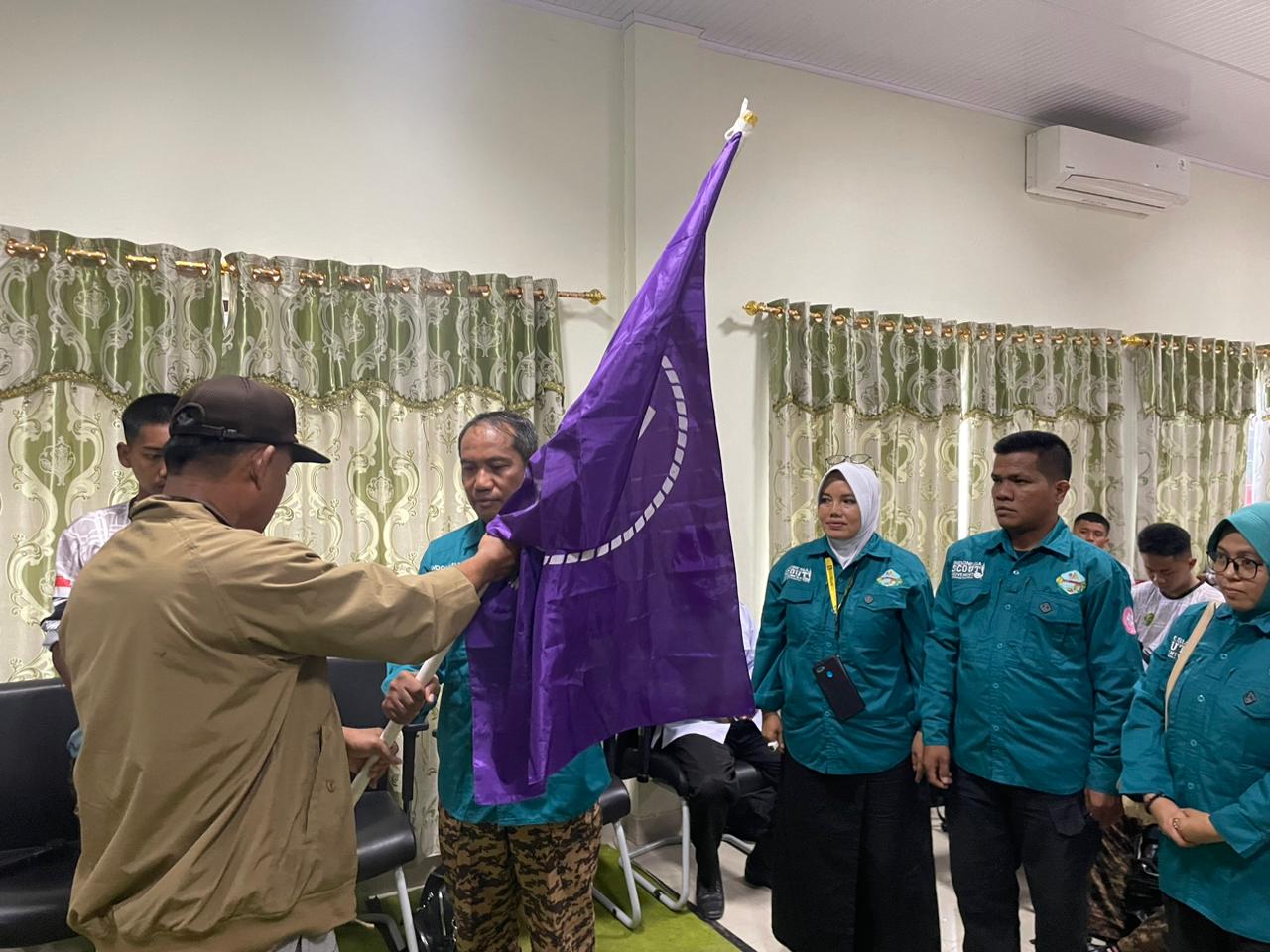 Ketua TIM Kurikulum dan Kesiswaan H. Muhammad Hamsul, saat serahkan bendera Wosm sebagai simbolis pelepasan Peserta