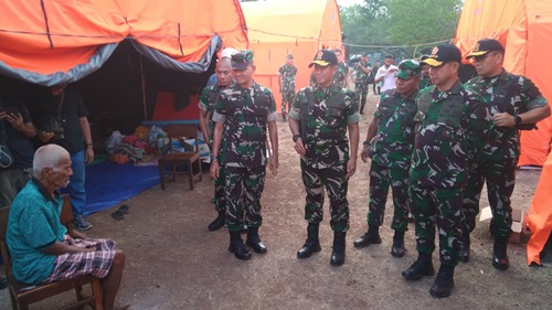 Panglima TNI Tinjau Lokasi Terdampak Erupsi Gunung Lewotobi Laki-laki di NTT