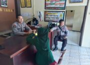 Berikan Pelayanan Kepada Masyarakat Yang Ingin Membuat LKB Di Kantor Polsek Kapuas Barat