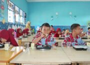 Sukseskan Program Pemerintah, Lanud Sultan Hasanuddin Gelar Uji Coba Makan Bergizi  Di Sekolah Angkasa dan SDN 56 Pattongtongan