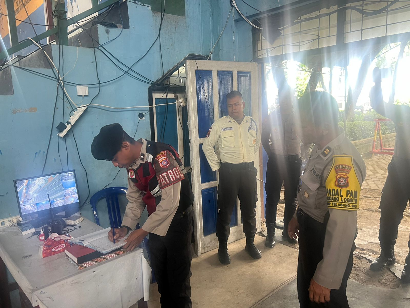 PATROLI PRESISI SATSAMAPTA POLRES KAPUAS MELAKSANAKAN KEGIATAN PATROLI DI DIALOGIS SEPERTI GUDANG LOGISTIK,RUMJAB BUPATI,KPU DAN BAWASLU DI KAB.KUALA KAPUAS.
