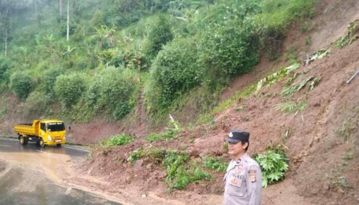 Longsor Tutup Sebagian Jalan Caringin-Bungbulang