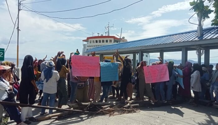 Ratusan Asongan Demo Kebijakan ASDP Hunimua Liang: Kami Anak Adat Negeri