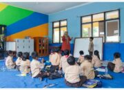 Pendidikan Berkualitas, PT Timah Tbk Sumbangkan Meja dan Kursi untuk Siswa SDN 21 Gantung