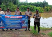 Polsek Tumijajar Pasang Spanduk Larangan Menyetrum Ikan di Dua Tiyuh