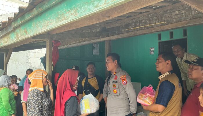 Kapolsek dan Forkopimcam Kecamatan Cigeulis Salurkan Bantuan Terdampak Banjir