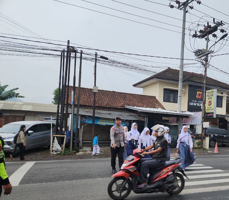 Berikan Rasa Aman, Polsek Kadungora Gatur Lalin Pagi 1 IMG 20241209 WA0027