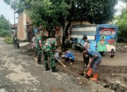 Gotong Royong TNI dan Warga: Pembersihan Saluran Drainase untuk Lingkungan Sehat