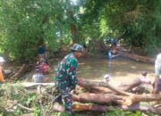 Babinsa dan Warga Desa Hijrah Bersatu dalam Gotong Royong Bersihkan Sungai