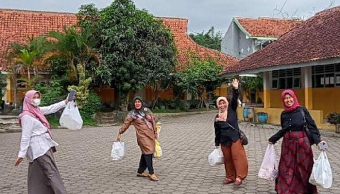 SMPN2 Batujajar terus benahi lingkungan sekolahnya.