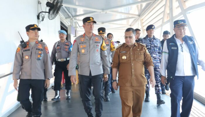 Kapolres Cilegon damping Kapolda Banten dan Pj. Gubernur Banten Tinjau Kesiapan Nataru di Pelabuhan Merak