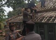 Polsek Kawali Polres Ciamis dan Brimob Polda Jabar Kerja Bakti Bareng Warga Bersihkan Material Angin Puting Beliung