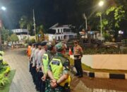 Personel Pos Terpadu Polres Ciamis Ops Lilin 2024 Pantau Lalu Lintas di Malam Hari Raya Natal