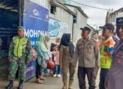 Anggota Posyan Stasiun Rangkasbitung Pantau Penumpang KRL Stasiun Rangkasbitung Di Pintu Masuk