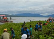 Prajurit Kodim 0210/TU Bersama Masyarakat Bergotong royong Bersihkan Eceng Gondok di Kawasan Danau Toba 5 Prajurit Kodim 0210/TU Bersama Masyarakat Bergotong royong Bersihkan Eceng Gondok di Kawasan Danau Toba