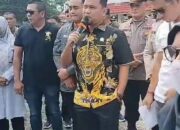 MUHAMAD ADANI,S,H,.M,Kn : KETUA DPRD BUNGO Turun Langsung Menemuai Masa Aksi Aliansi Honorer R2 dan R3 didepan Kantor Bupati Bungo 4 MUHAMAD ADANI,S,H,.M,Kn : KETUA DPRD BUNGO Turun Langsung Menemuai Masa Aksi Aliansi Honorer R2 dan R3 didepan Kantor Bupati Bungo