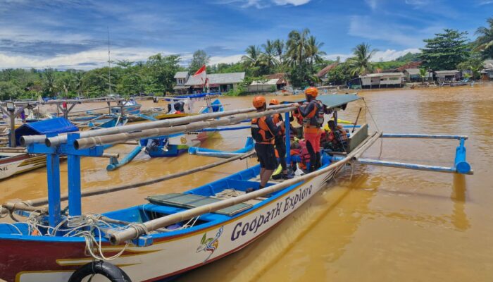 Tim SAR Gabungan Dalam Pencarian Korban Hilang Di Perairan Pantai Cibakung Kabupaten Sukabumi
