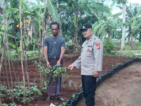 Dukung Asta Cita, Polsek Kawali Polres Ciamis Ajak Warga Sukajadi Jadikan Lahan Produktif