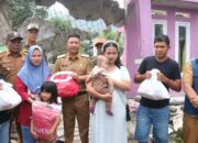 Wabup Sukabumi H. Andreas Serahkan Bantuan Saat Tinjau Lokasi Bencana Di Plabuhanratu