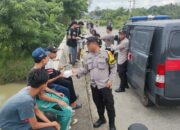 Polsek Anyar Berikan Takjil Kepada Masyarakat Sekitar