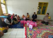 Polsek Lengkong Polres Sukabumi Salurkan Bantuan Sosial kepada Pengungsi Bencana Banjir di Desa Bantarsari