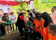 Ditemani Ketua Dewan Pembina PKTHMTB Karawang H. M. Taufiq R. Abdul Syakur, Menhut Raja Juli Antoni dan Menbud Fadli Zon Panen Beras Sorgum