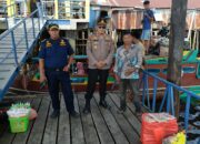 Kapolsek Pulau Burung didampingi beberapa anggotanya secara teliti memeriksa manifest penumpang setiap kapal