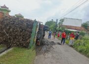 Dampak Jalan berlubang,Truk muatan Tebu Terguling di Jalan tanjung