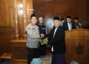 Tarawih Keliling, Kapolres Sukabumi Bagikan Ratusan Sarung